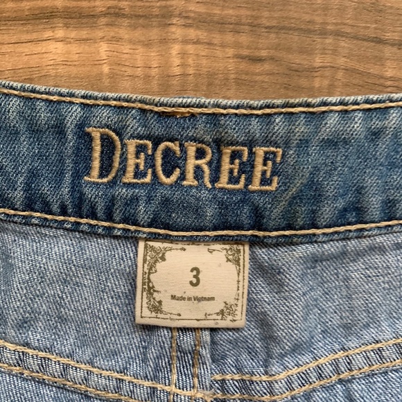 Decree Mid Rise Distressed Shorts - Picture 5 of 5